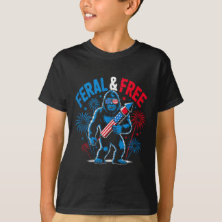 Niedliche Bigfoot Feral, aber kostenlos 4. Juli Ju T-Shirt