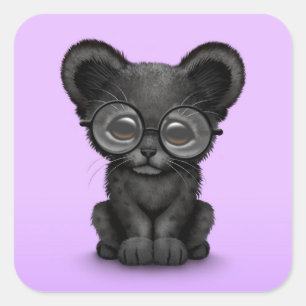 Niedliche Black Panther Cub mit Brille auf Lila Quadratischer Aufkleber