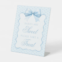 Niedliche blaue Babys ein kleines Babyduschzeichen