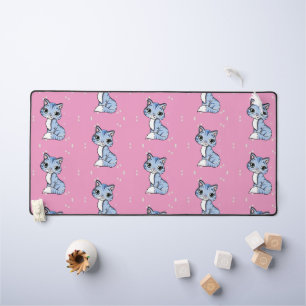 Niedliche blaue Katze auf rosa Schreibtischunterlage