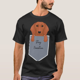 Niedliche Bleibe Pawsitive Dackel in Pocket T-Shirt