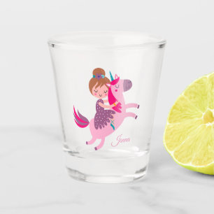 Niedliche Blondie-Hair-Girl-Reiten auf einem Einho Schnapsglas