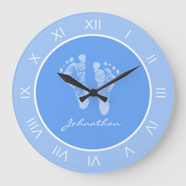 Niedliche Blue Kinderzimmer Footprints mit Baby Bo Große Wanduhr (Vorderseite)