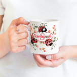 Niedliche Blume der Whimsikraut Kaffeetasse<br><div class="desc">Anpassbare Name und Monogramm-Tasse mit niedlichen whimsical bemalten Ladybugs und Blume mit Imitat Glitzer Effekt,  für ein personalisiertes Geschenk für ein Kind.</div>