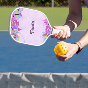 Niedliche Blume und Schmetterlinge auf lila Pickleball Schläger