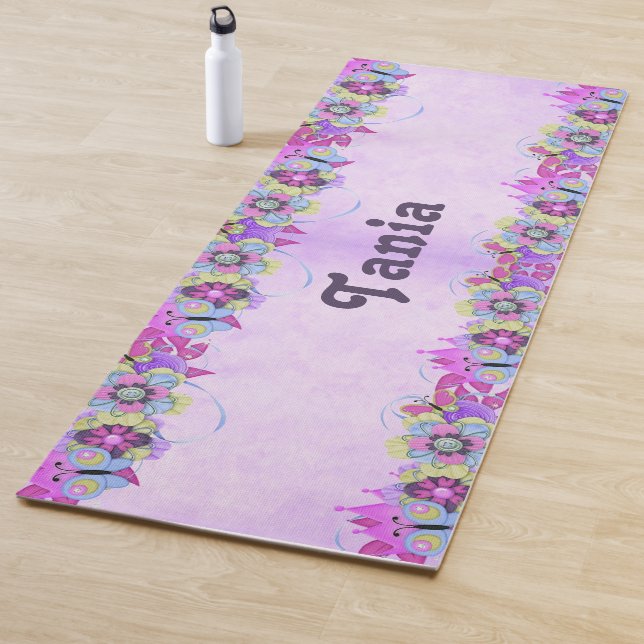 Niedliche Blume und Schmetterlinge auf lila Yogamatte (Beispiel)