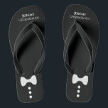 Niedliche Bow Krawatte & Tasten Schwarzer Trauzeug Flip Flops<br><div class="desc">Diese niedlichen Flip Flops sind eine gute Möglichkeit,  den Trauzeugen bei Ihrer Hochzeit zu danken. Sie zeichnen sich durch ein niedliches und lustiges Design mit einer weißen Bogen-Krawatte und Tasten auf einem schwarzen Hintergrund mit seinem Namen und seinem Titel aus.</div>