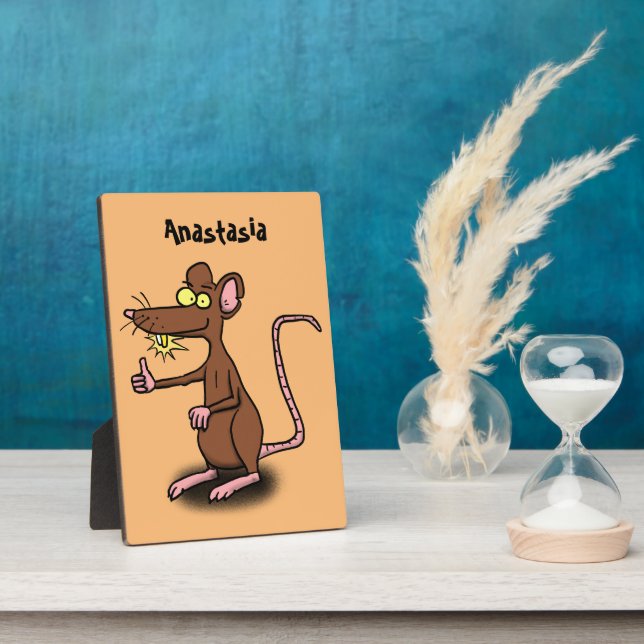 Niedliche braune Ratte hält Cartoon hoch Fotoplatte (Seite)