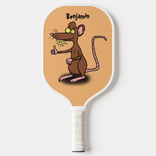 Niedliche braune Ratte hält Cartoon hoch Pickleball Schläger (Vorderseite)