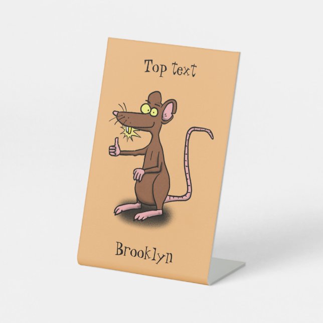 Niedliche braune Ratte hält Cartoon hoch Sockelschild (Vorderseite)