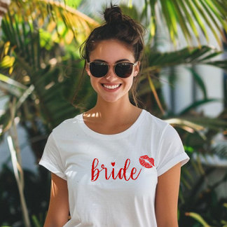 niedliche Braut mit roten Lippen und Herz T-Shirt