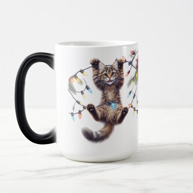 NIEDLICHE BROWNE-TABBY-KATZE AUS LICHTEN VERWANDLUNGSTASSE (Links)