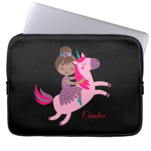 Niedliche Brünette Hair Riding on a Unicorn Laptopschutzhülle