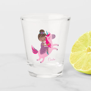 Niedliche Brünette Hair Riding on a Unicorn Schnapsglas