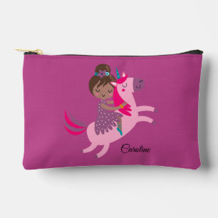 Niedliche Brünette Hair Riding on a Unicorn Zubehörtasche