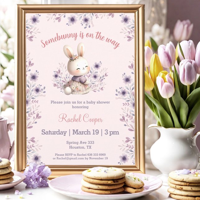 Niedliche Bunny Pink Lila Blumenmädchen Kinderdusc Einladung (Cute Bunny Pink Purple Floral Girl Baby Shower Invitation)