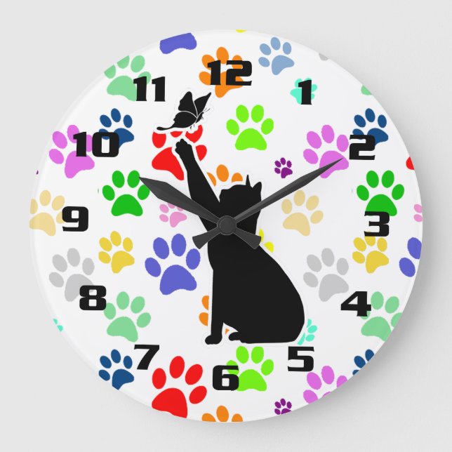 Niedliche bunte Pet Cat Jagd auf einen Schmetterli Große Wanduhr (Vorderseite)