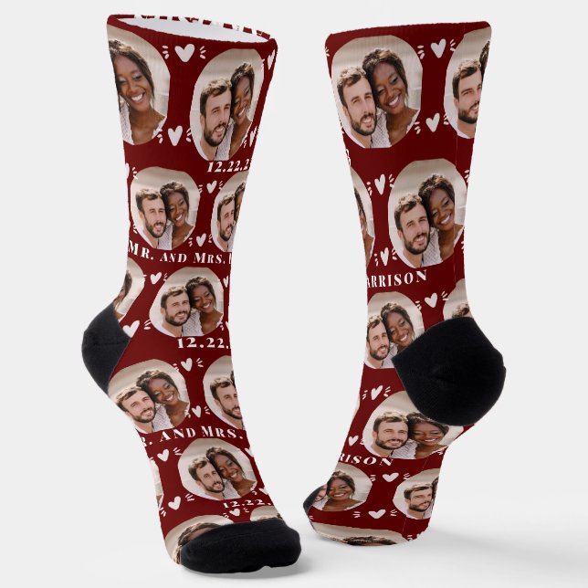 Niedliche Burgundy Newlyweds Foto Wedding Socks Socken (Gewinkelt)