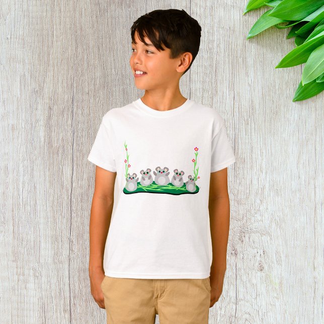 Niedliche Cartoon Mäuse auf Gras mit Blume T-Shirt (Von Creator hochgeladen)