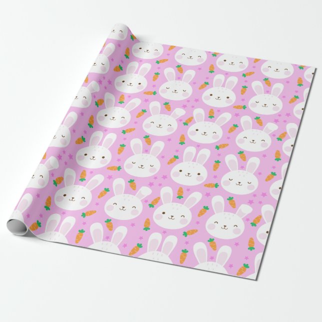 Niedliche Cartoonhäschen und -karotten auf rosa Geschenkpapier (Ungerollt)