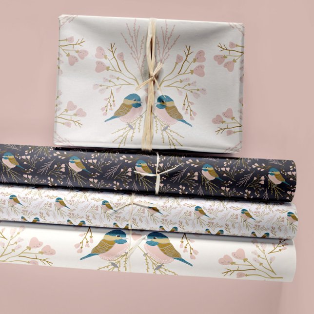 Niedliche Chickadevogelgarne Geschenkpapier Set (Chickadee Birds Pink Gold Hearts And Flowers Wrapping Paper Sheets from Studio Posies.)