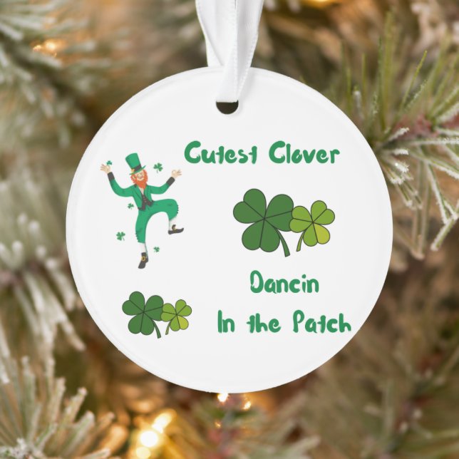 Niedliche Clover Dancin im Patch auf einem Ornament (Baum)