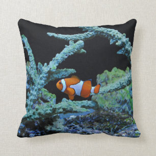 Niedliche Clown-Fische in der Koralle Kissen