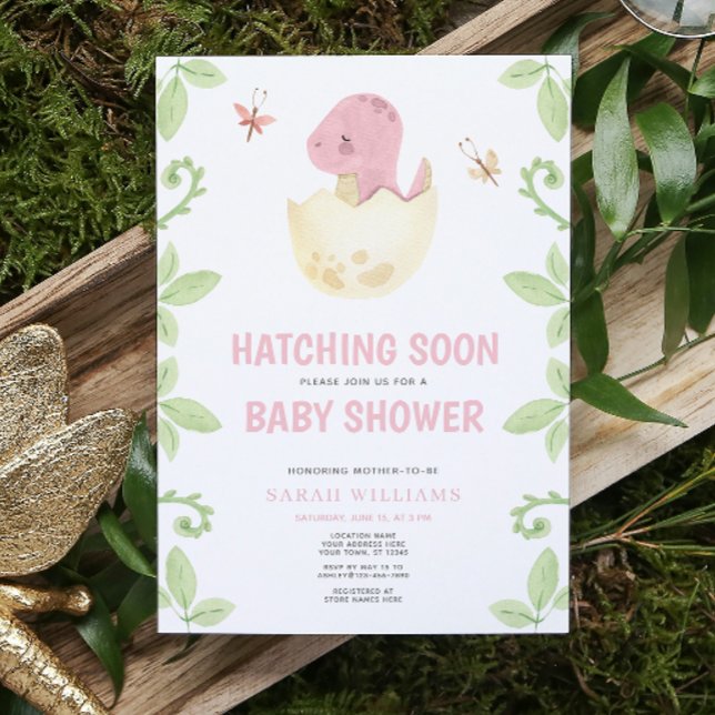 Niedliche Dinosaurier Schläge bald Pink Girl Baby  Einladung (Get ready for a Jurassic celebration with our adorable dinosaur baby shower invitations! 🦕)