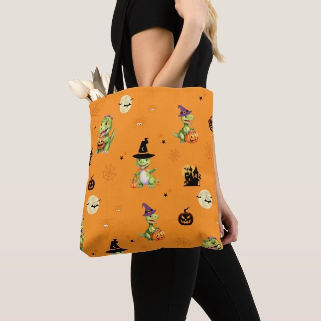 Niedliche Dinosaurier spielen Kürbistrick oder Lec Tasche (Von Nahem)