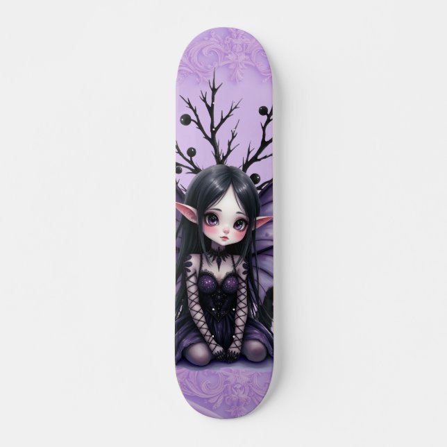 Niedliche dunkle Mähne mit Bat Wings Skateboard (Vorne)