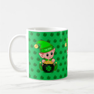 Niedliche Elf, Goldmünzen und glückliche Klee auf Kaffeetasse