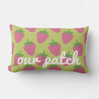 Niedliche Erdbeere als "Unser Patch" grün und rosa Lendenkissen
