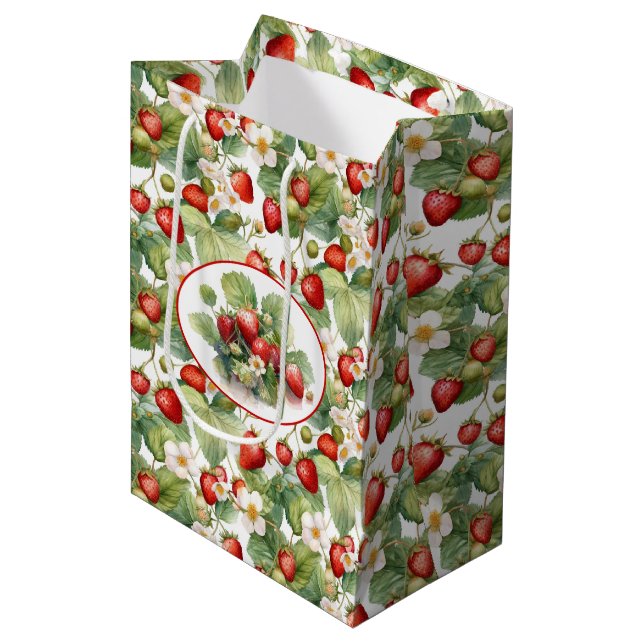 Niedliche Erdbeeren Wasserfarbe Mittlere Geschenktüte (Vorderseite Schrägansicht)