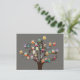 Niedliche Eule auf Hintergrund des Baum-| Postkarte (Stehend Vorderseite)