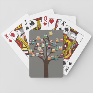 Niedliche Eule auf Hintergrund des Baum-  Spielkarten