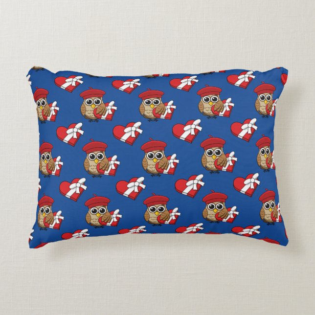 Niedliche Eule mit Red Beret and Heart Box Dekokissen (Vorderseite)