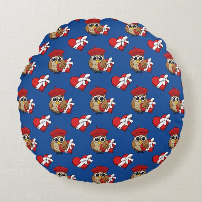 Niedliche Eule mit Red Beret and Heart Box Rundes Kissen (Vorderseite)