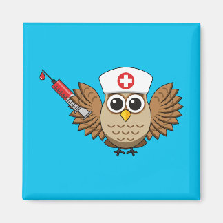 Niedliche Eule mit Spritze Cartoon Magnet