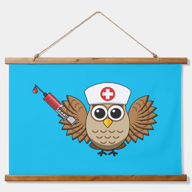 Niedliche Eule mit Spritze Cartoon Wandteppich Mit Holzrahmen (Vorne)