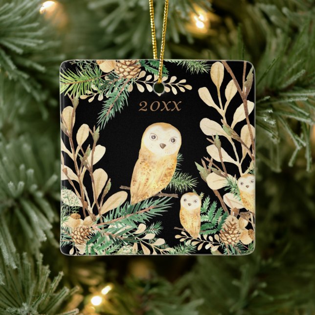 Niedliche Eulen Schwarzer Pinienwald Weihnachtsjah Keramikornament (Baum)