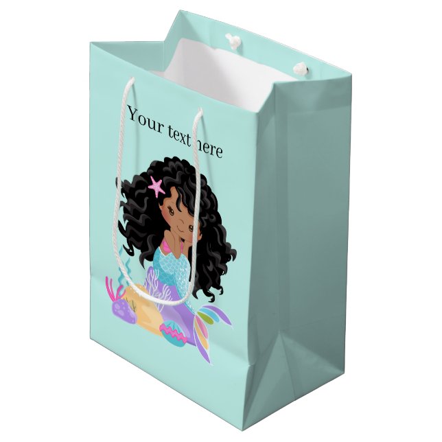 Niedliche Fantasie mermaid individuell anpassbar Mittlere Geschenktüte (Vorderseite Schrägansicht)
