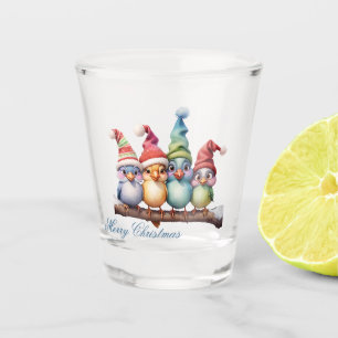 Niedliche Fantasievögel mit Weihnachtshüten. Schnapsglas
