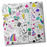 Niedliche Farbenfrohe 80er-Muster Fliese<br><div class="desc">So viel Spaß in einem Druck! Dieses Muster ist eine Schwarz-Weiß-Skizze mit farbenfrohen Touchs. Features wie Regenbogenwolken, Flamingos, Donuts, Kuchen und Eis, 80er Icons, Skateboards, Anker, Sneakers, Kakteen, Schnurrbart, Kameras und SO VIEL MEHR!!! Ideal für ein 80er Party, oder nur eine Tonne jeden Tag Spaß. Ob Sie gewollt haben, diese...</div>