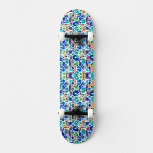 Niedliche farbenfrohe Monster stehen jedem gegenüb Skateboard