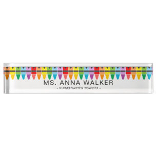 Niedliche farbenfrohe Rainbow Crayons Kindergarten Namensplakette