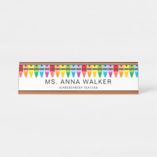 Niedliche farbenfrohe Rainbow Crayons Kindergarten Schreibtischnamensplakette