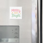 Niedliche Farbenfrohe Weihnachten Magnet<br><div class="desc">Moderner Weihnachtsmagnet mit niedlichem und lustigem Design mit "Merry and Bright" in fröhlichem Pastellrosa und grünem lässigem Schriftsatz.</div>