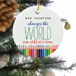 Niedliche Farbige Bleistiftquote Lehrer Wertschätz Keramik Ornament<br><div class="desc">Lass dem Lehrer deines Kindes,  wie sehr sie mit diesem farbenfrohen niedlichen Lehrer schätzen Weihnachten-Ornament geschätzt werden. Mit farbigen Stiften,  das Zitat "ADD NAME - verändert die Welt ein Kind nach dem anderen.</div>