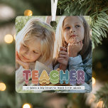 Niedliche farbige Lehrerin Foto Weihnachten Ornament Aus Metall<br><div class="desc">Wenige Dinge sind bedeutsamer als ein herzliches Dankeschön von einem Schüler bis zu seinem Lehrer, und ein personalisiertes Ornament kann sowohl das Gefühl als auch das Gaben dieser Stimmung noch besonders machen. Eines der beliebtesten Designs für studentisch gefertigte Lehrer-Dankeschön-Ornamente ist ein zweiseitiger Bilderrahmen, in dem "Lehrer" in einem Schriftart mit...</div>