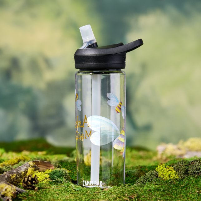 Niedliche, fliegende Hummelkinder trinken Flasche (Außenbereich)